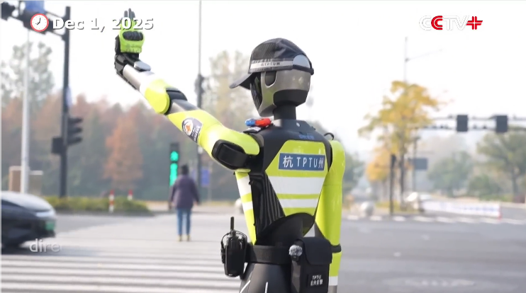 Неподкупный робот-полицейский уже штрафует людей в Китае. Видео