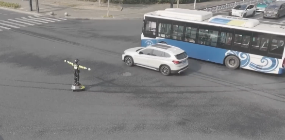 Неподкупный робот-полицейский уже штрафует людей в Китае. Видео