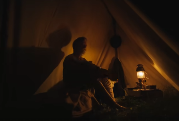 Как оператор Адольфо Велозу сделал драму “Сны поездов” настоящей и приземленной – естественное освещение и цифровая камера