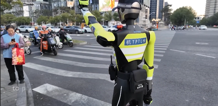 Неподкупный робот-полицейский уже штрафует людей в Китае. Видео