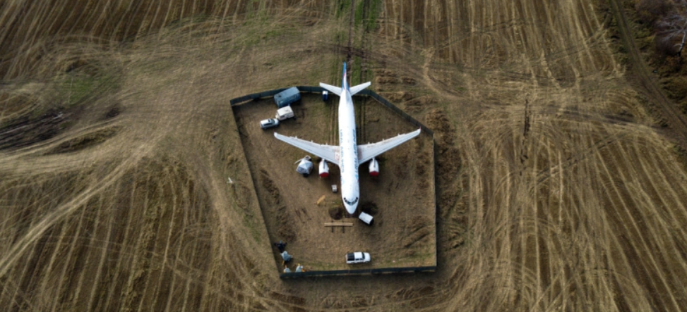 Пилота, посадившего самолет на поле, заставляют платить 119 миллионов