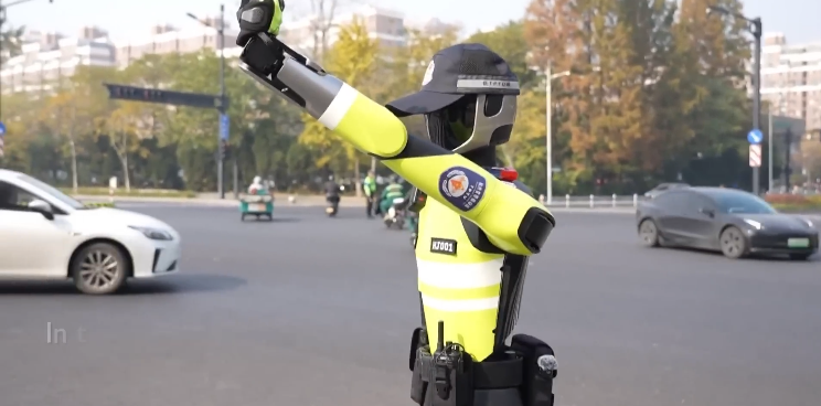 Неподкупный робот-полицейский уже штрафует людей в Китае. Видео