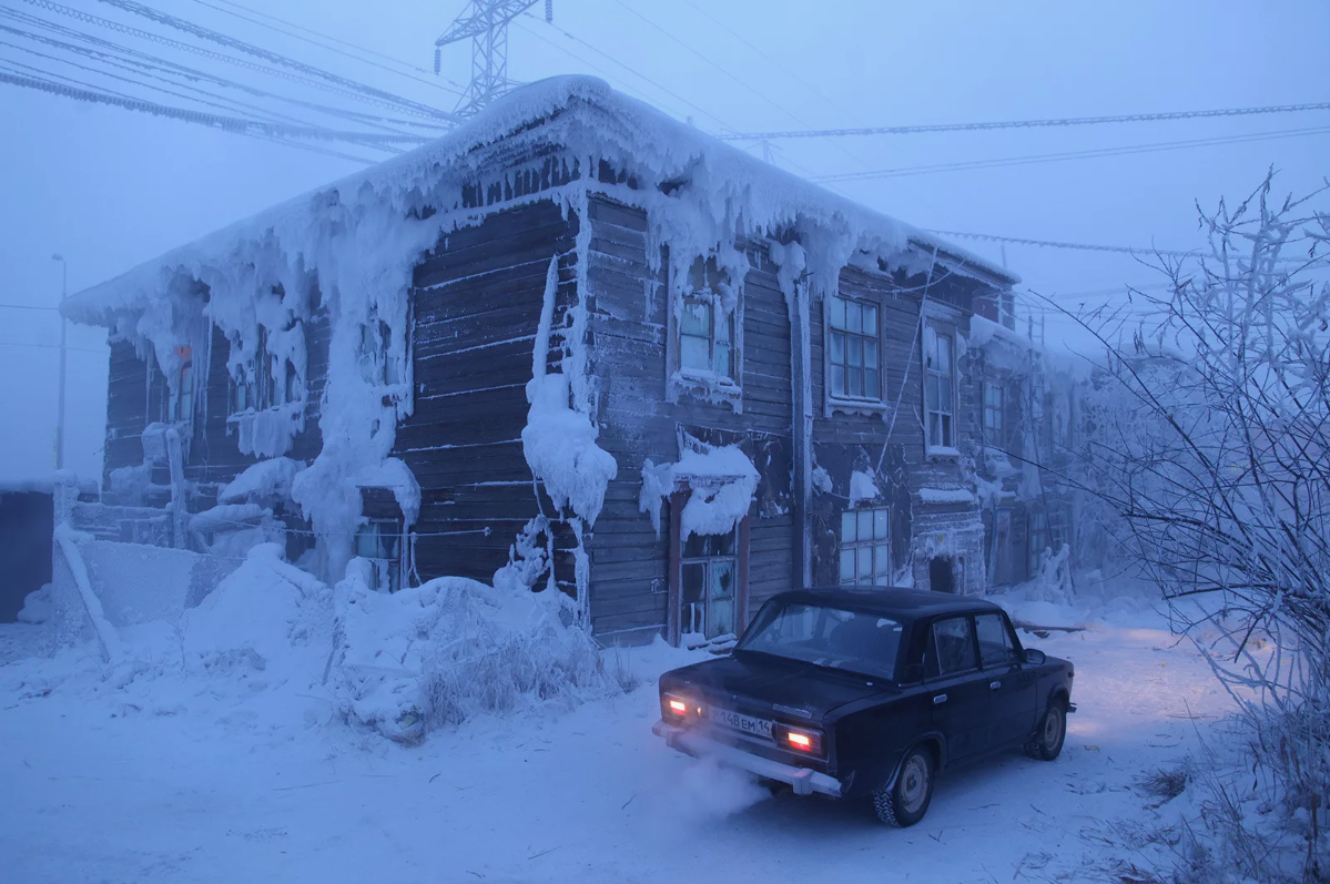 Якутия при -50°C живет обычной жизнью, а Москва при -20°C замирает. Главные причины экстремальных морозов