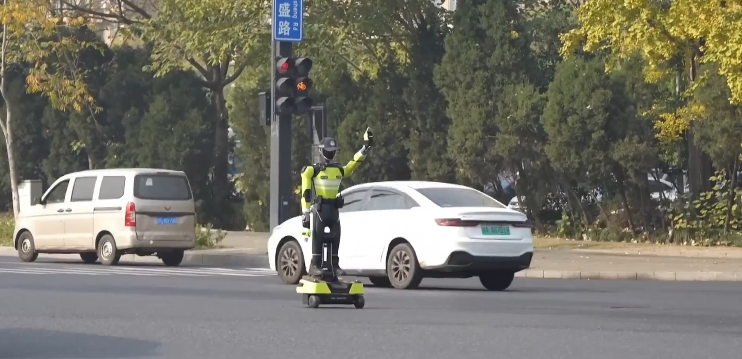 Неподкупный робот-полицейский уже штрафует людей в Китае. Видео