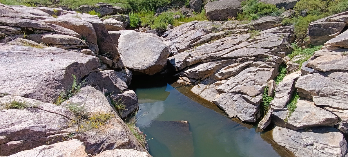 Скальный каньон на р. Кизиха в Алтайском крае – красивое место в степи
