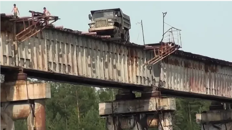Построили на 2 года, используют 40 лет. Самый опасный мост России